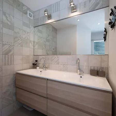 Apartment Charming, Elegant, Spacious House In Saint-raphael *